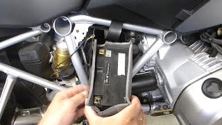 BMW R1200GS Batterie wechseln [upl. by Anawd]