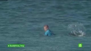 Una cámara graba en directo el ataque de un tiburón al campeón de surf Mick Fanning [upl. by Sadonia]