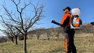 Stihl Sr 450 blowing water and spraying granules for the first timeAtomizor Stihl cu doua functii [upl. by Nafis]